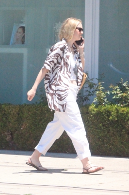 dakotafanningdaily-outandaboutinwesthollywood-012.jpg