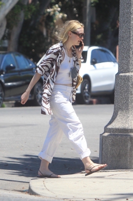 dakotafanningdaily-outandaboutinwesthollywood-016.jpg