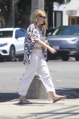 dakotafanningdaily-outandaboutinwesthollywood-020.jpg
