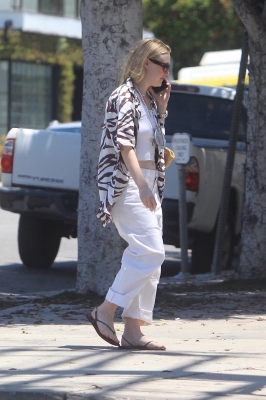 dakotafanningdaily-outandaboutinwesthollywood-021.jpg