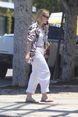 dakotafanningdaily-outandaboutinwesthollywood-022.jpg