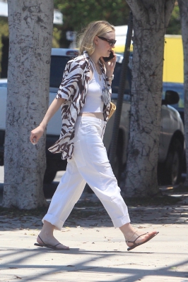 dakotafanningdaily-outandaboutinwesthollywood-023.jpg