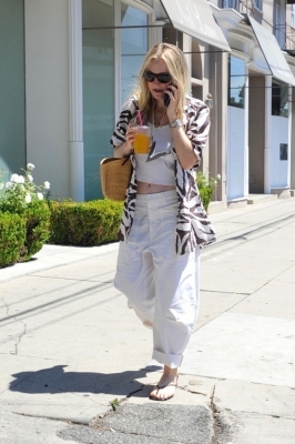dakotafanningdaily-outandaboutinwesthollywood-025.jpg