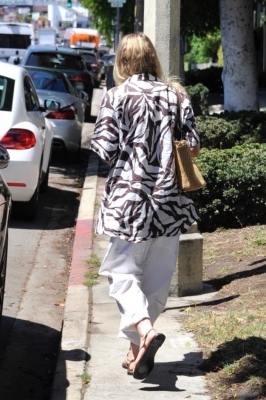 dakotafanningdaily-outandaboutinwesthollywood-042.jpg