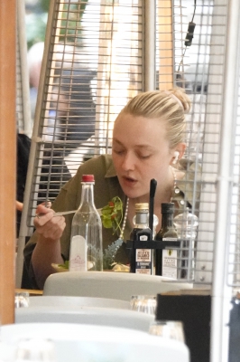dakotafanningdaily-havinglunchinrome-02.jpg