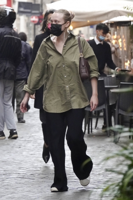 dakotafanningdaily-outandaboutinrome-03.jpg