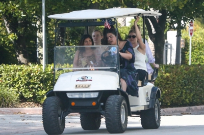 dakotafanningdaily-outandaboutinmiami-031.jpg