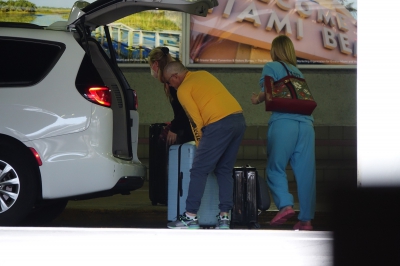 dakotafanningdaily-attheairportinmiami-001.jpg