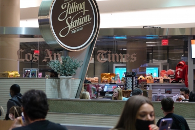 dakotafanningdaily-attheairportinmiami-003.jpg