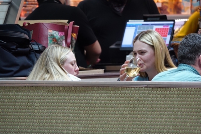 dakotafanningdaily-attheairportinmiami-005.jpg