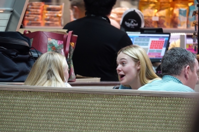 dakotafanningdaily-attheairportinmiami-009.jpg