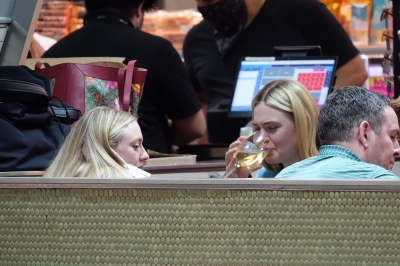 dakotafanningdaily-attheairportinmiami-013.jpg