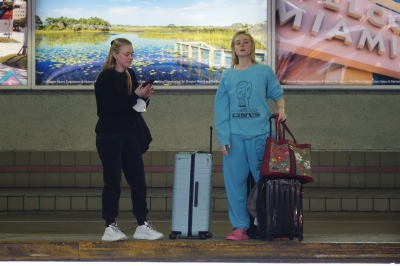 dakotafanningdaily-attheairportinmiami-021.jpg