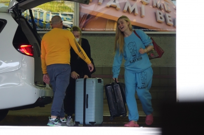dakotafanningdaily-attheairportinmiami-022.jpg