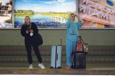 dakotafanningdaily-attheairportinmiami-033.jpg