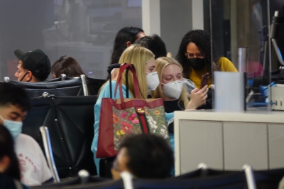 dakotafanningdaily-attheairportinmiami-035.jpg