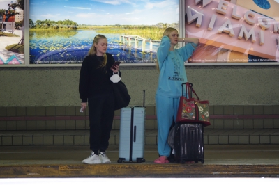 dakotafanningdaily-attheairportinmiami-038.jpg