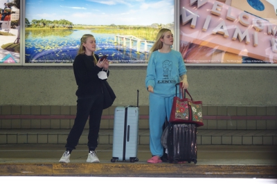 dakotafanningdaily-attheairportinmiami-042.jpg