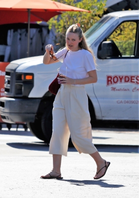 dakotafanningdaily-shoppinginla-014.jpg
