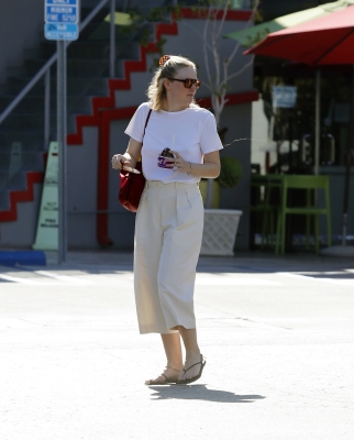 dakotafanningdaily-shoppinginla-023.jpg