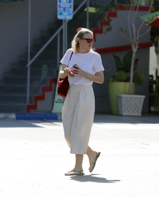 dakotafanningdaily-shoppinginla-024.jpg