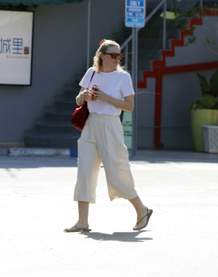 dakotafanningdaily-shoppinginla-026.jpg