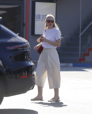 dakotafanningdaily-shoppinginla-029.jpg