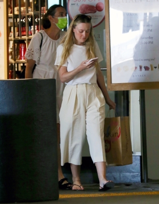 dakotafanningdaily-shoppinginla-030.jpg