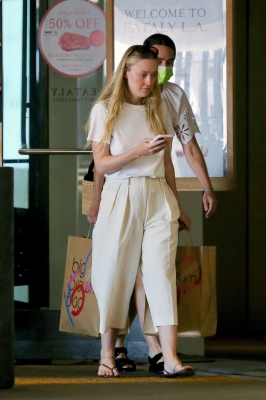 dakotafanningdaily-shoppinginla-034.jpg