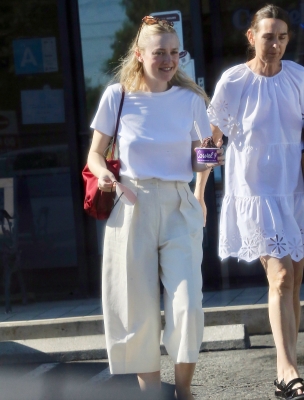 dakotafanningdaily-shoppinginla-037.jpg