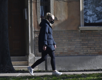 dakotafanningdaily-walkinginveniceitaly-001.jpeg