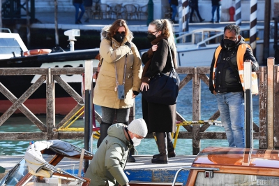 dakotafanningdaily-atthetrainstationinvenice-002.jpg