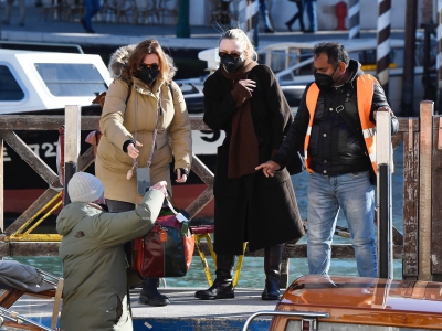 dakotafanningdaily-atthetrainstationinvenice-003.jpg