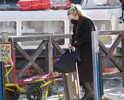 dakotafanningdaily-atthetrainstationinvenice-004.jpg