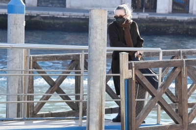 dakotafanningdaily-atthetrainstationinvenice-006.jpg