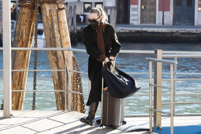 dakotafanningdaily-atthetrainstationinvenice-007.jpg