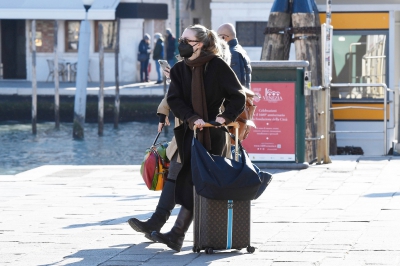 dakotafanningdaily-atthetrainstationinvenice-009.jpg