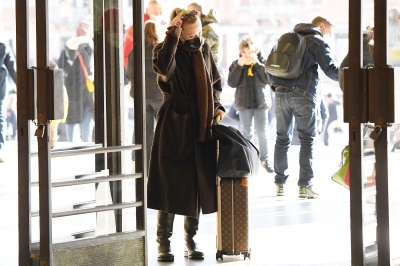 dakotafanningdaily-atthetrainstationinvenice-011.jpg