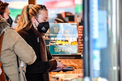 dakotafanningdaily-atthetrainstationinvenice-012.jpg