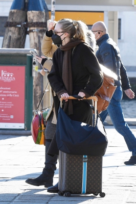 dakotafanningdaily-atthetrainstationinvenice-016.jpg