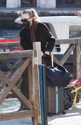 dakotafanningdaily-atthetrainstationinvenice-020.jpg