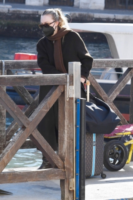 dakotafanningdaily-atthetrainstationinvenice-021.jpg