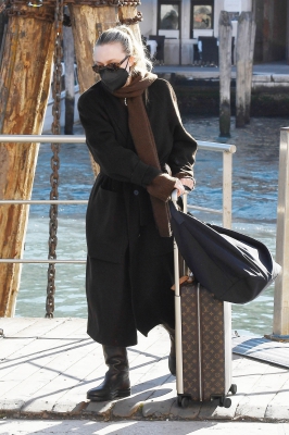 dakotafanningdaily-atthetrainstationinvenice-024.jpg