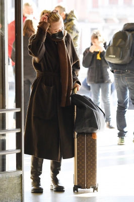 dakotafanningdaily-atthetrainstationinvenice-025.jpg