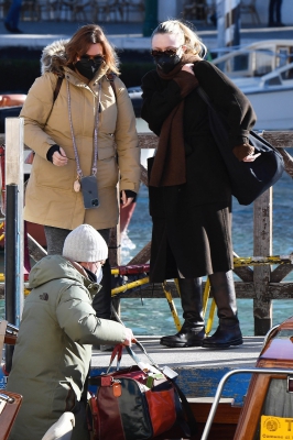 dakotafanningdaily-atthetrainstationinvenice-030.jpg