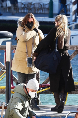 dakotafanningdaily-atthetrainstationinvenice-033.jpg