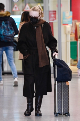 dakotafanningdaily-atthetrainstationinvenice-043.jpg