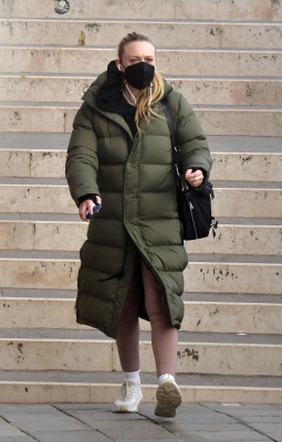 dakotafanningdaily-outandaboutinvenice-021.jpg