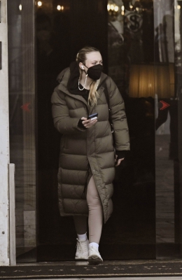 dakotafanningdaily-outandaboutinvenice-027.jpg