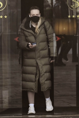 dakotafanningdaily-outandaboutinvenice-029.jpg